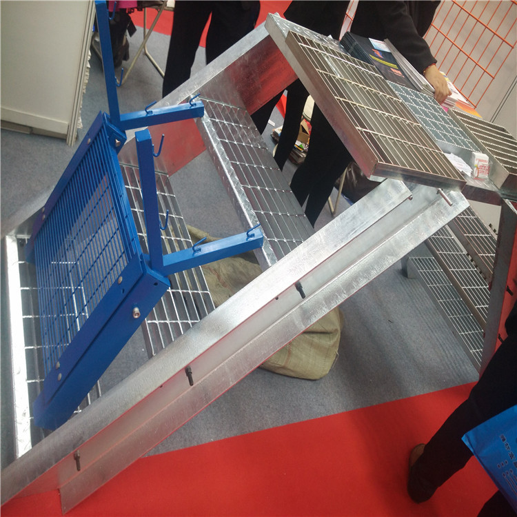 鋼格柵踏步.jpg 鋼格柵踏步.jpg