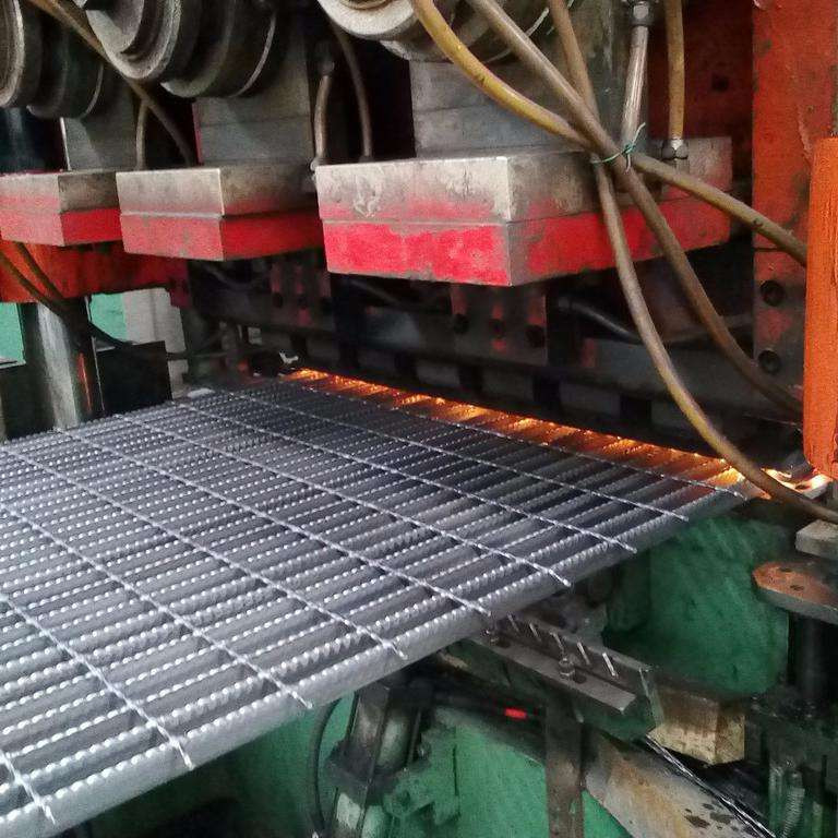 防滑鋼格柵.jpg 防滑鋼格柵.jpg