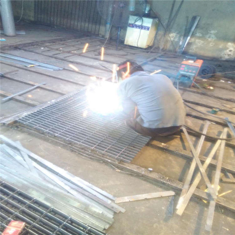 防滑鋼格柵板.jpg 防滑鋼格柵板.jpg